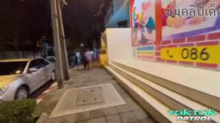 คลิปโป๊ คลิปxxx สาวอวบไทยนมใหญ่ TUKTUKPATROL ฝรั่งจับเย็ดแรงในโรงแรม หีอวบรับควยเต็มลำ